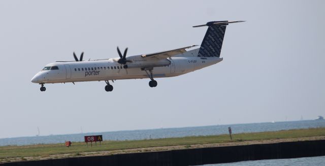 de Havilland Dash 8-400 (C-FLQY)