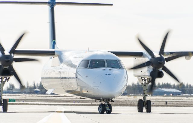 de Havilland Dash 8-400 (N426QX)