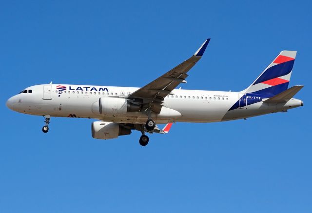 Airbus A320 (PR-TYT)