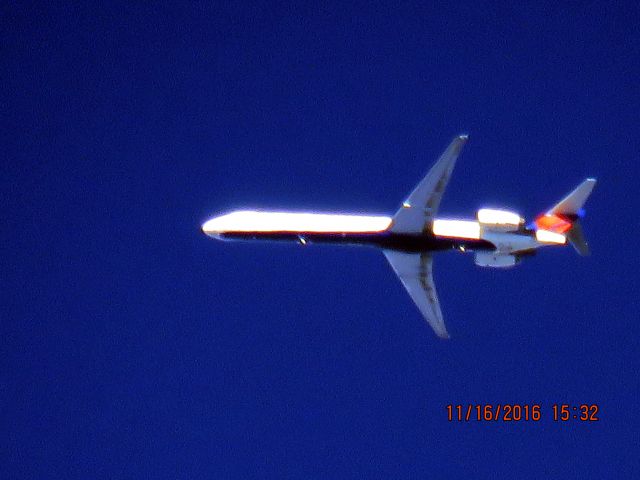 McDonnell Douglas MD-90 (N938DN)