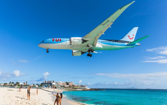 Boeing 787-8 (OO-LOE) -  There is always a first time for everything. TUI Belgium Boeing dream liner B787 registration OO-LOE callsign "Beauty" 954 over the beach for landing at sun shine city Sint Maarten.