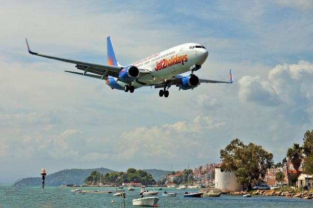 Boeing 737-800 (G-JZBW) - Approaching Paliakos Road.