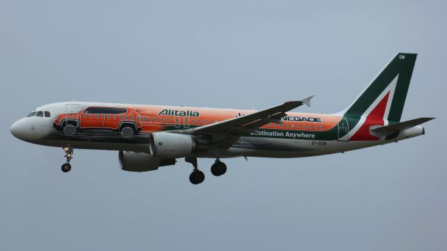 Airbus A320 (EI-DSW) - This A320 in Jeep colors was comming in, in typical Dutch winter weather.