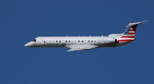 Embraer ERJ-145 (N691AE) - Shortly after departure is this 2004 American Eagle Embraer 145LR in the Winter of 2020.