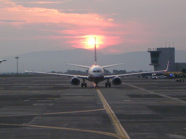 Boeing 737-700 (N908AM)