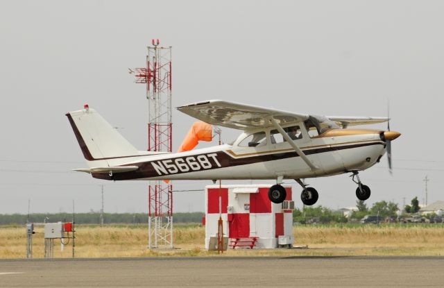 Cessna Skyhawk (N5668T)