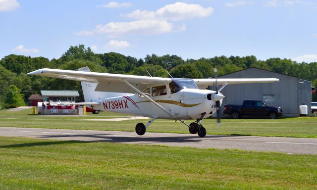 Cessna Skyhawk (N739HX) - Cessna 172N Skyhawk 100 N739HX in Brighton