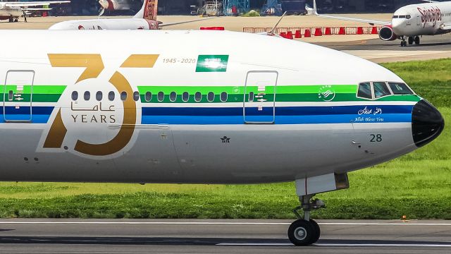 Boeing 777-200 (HZ-AK28)