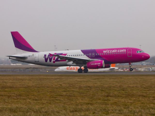 Airbus A320 (HA-LPS) - Take off from London Luton