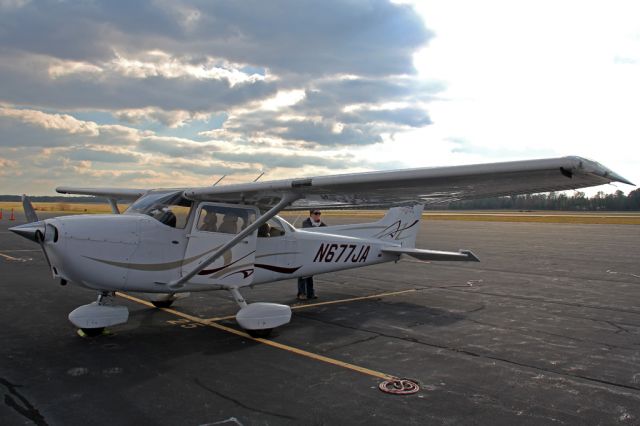 Cessna Skyhawk (N677JA) - Sitting on the ramp at FCI after a quick flight from Leesburg (JYO) for lunch.