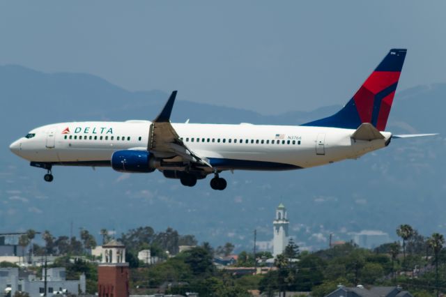 Boeing 737-800 (N3766) - Arriving from San Salvador comes this Delta B738. Seems it corrected itself before it came into land