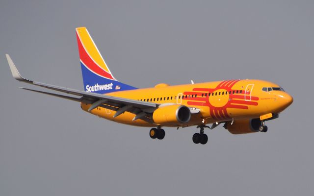 Boeing 737-700 (N781WN) - Southwest 737 approaching runway 3 at Spokane International Airport on a hazy day.