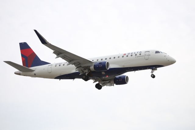 EMBRAER 175 (long wing) (N313SY)