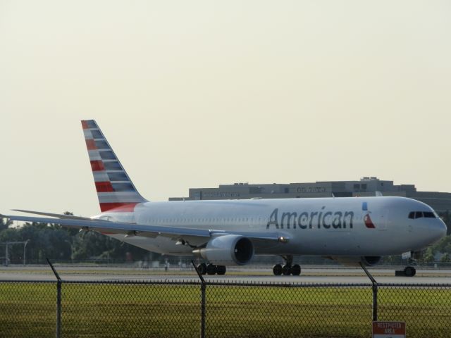 BOEING 767-300 (N394AN)