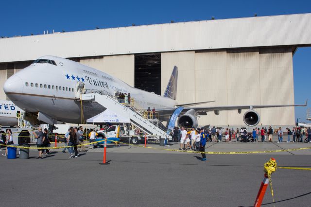 Boeing 747-400 (N118UA)