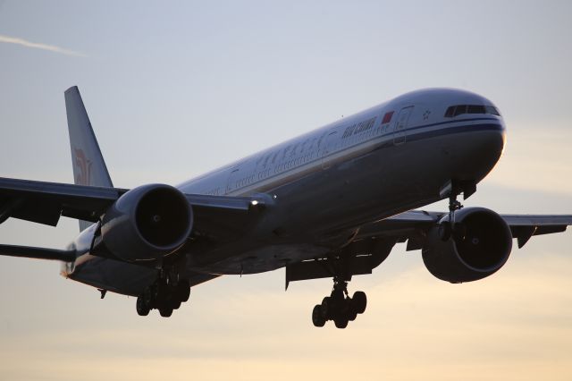 BOEING 777-300ER (B-2046)