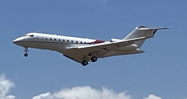 Bombardier Global 5000 (M-CVGL)