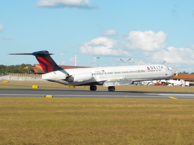 McDonnell Douglas MD-88 (N947DL) - MD-88 rolling out after landing on RWY 9