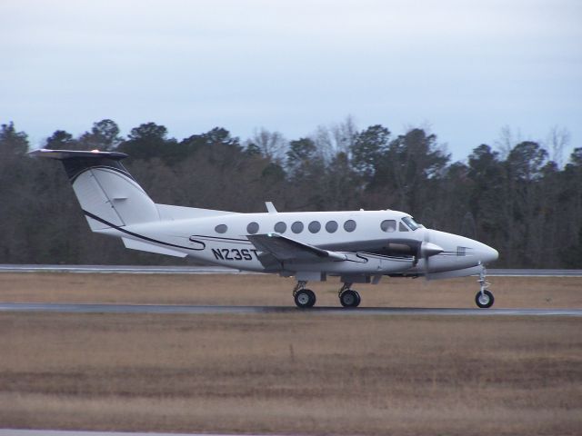 Beechcraft Super King Air 200 (N23ST) - Taxiing to ramp after flight from South Carolina