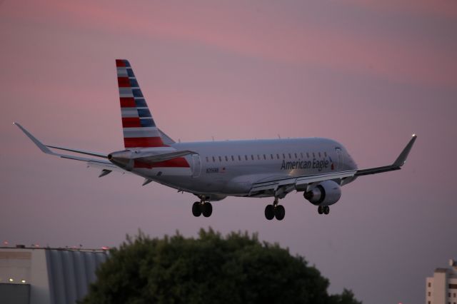 Embraer 170/175 (N206NN)