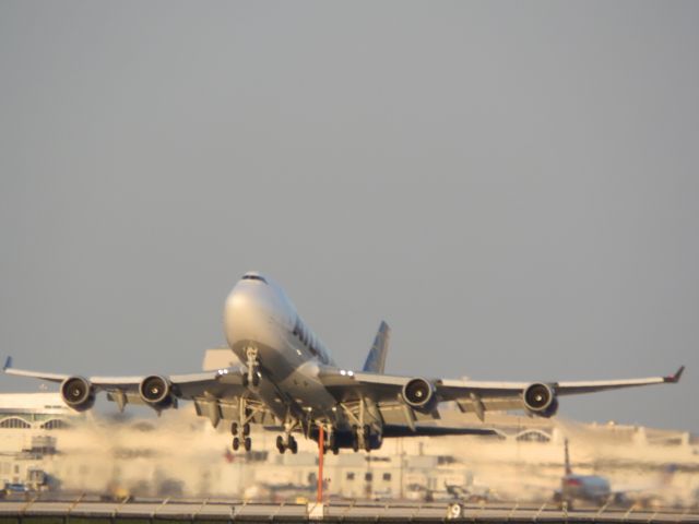 Boeing 747-400 (N415MC)