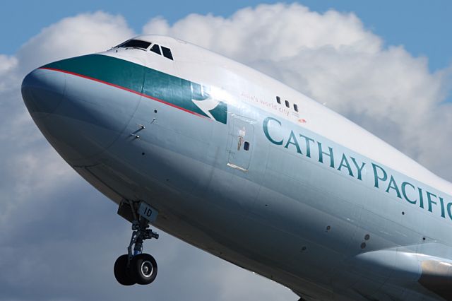 Boeing 747-400 (B-LID) - Departing off on runway 32