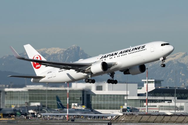 BOEING 767-300 (JA616J)