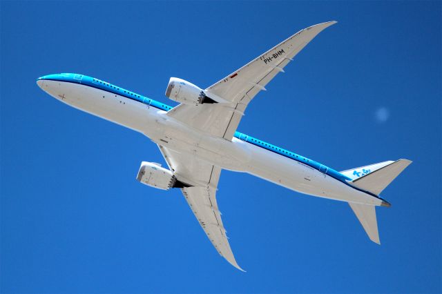 Boeing 787-8 (PH-BHM) - On approach to 17L at CYYC