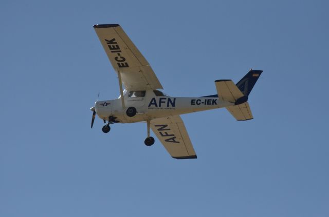 Cessna 152 (EC-IEK) - Una Cessna 152 de Aeroflota Del Noroeste despegando del aeropuero de Vigo (LEVX/VGO) el 19-04-2023