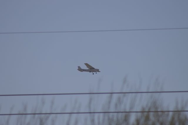 Cessna Skyhawk (N915D) - Left base 22L 02/02/2025