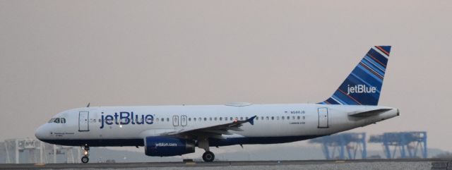 Airbus A320 (N588JB)