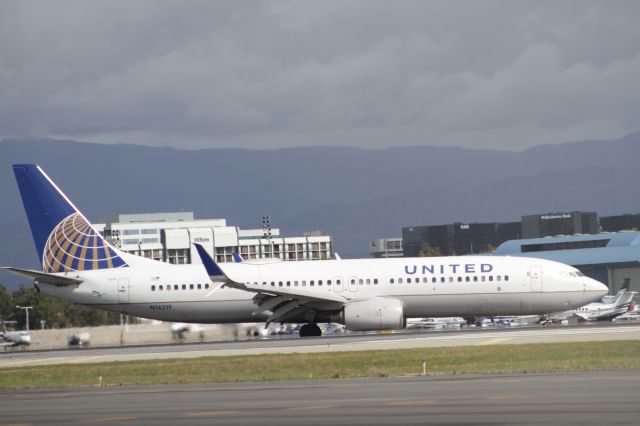 Boeing 737-800 (N14219)