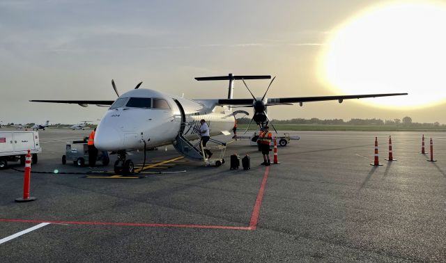 de Havilland Dash 8-400 (N404QX)