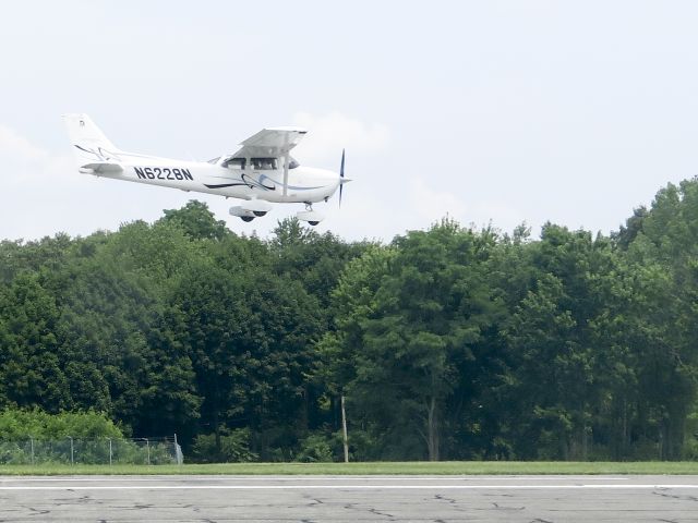 Cessna Skyhawk (N6228N) - Landing runway 11 | 16 July 2015.