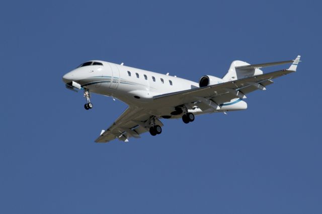 Bombardier Challenger 300 (N900WY)