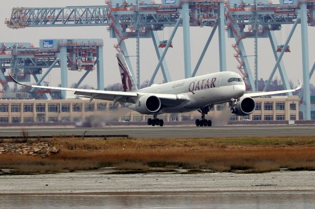 Airbus A350-900 (A7-ALO) - 'Qatari 66 Victor' from Doha landing on 4R