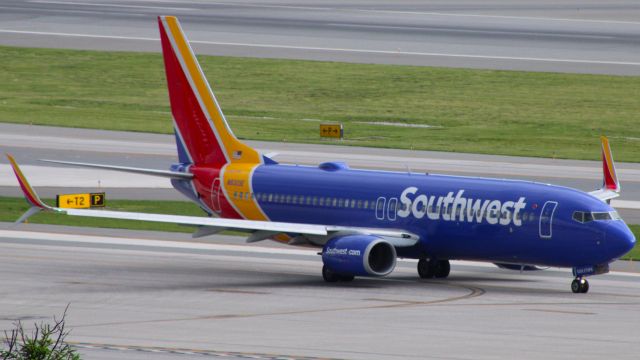 Boeing 737-800 (N8305E)