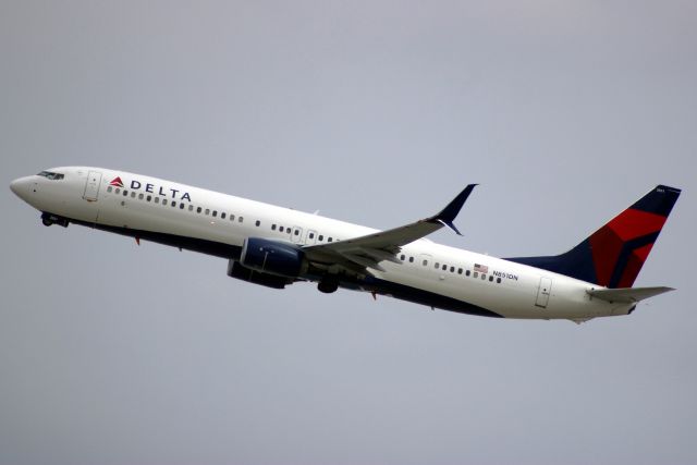 Boeing 737-900 (N851DN) - Airborne off rwy 25R on 17-May-16 operating flight DL1472 to KATL.