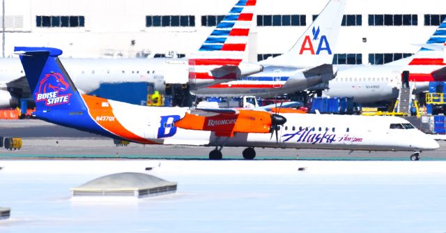 de Havilland Dash 8-400 (N437QX)