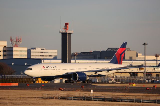 Boeing 777-200 (N710DN)