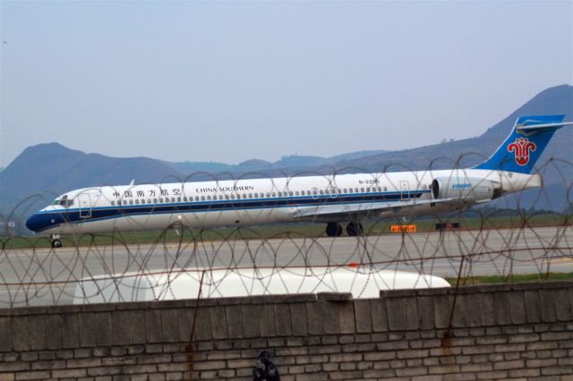 McDonnell Douglas MD-90 (B-2266)