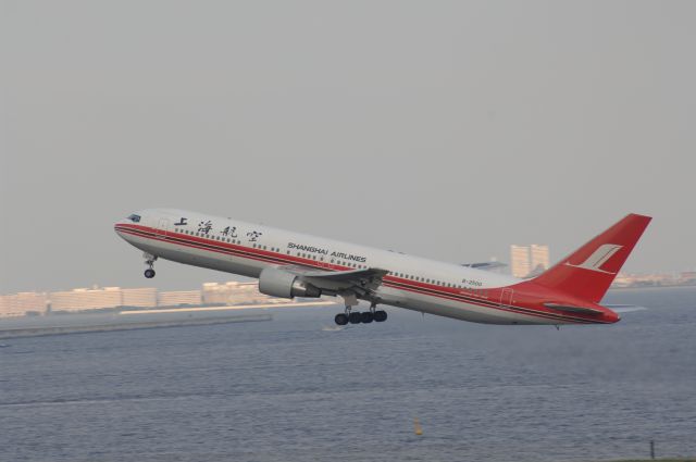 BOEING 767-300 (B-2500) - Departure at Haneda Intl Airport 34R on 2007/10/6