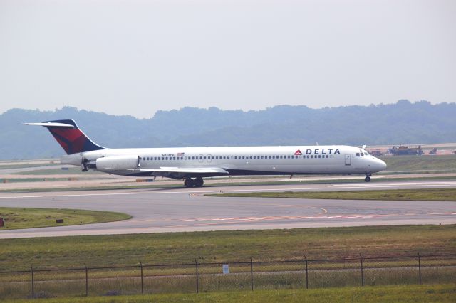 McDonnell Douglas MD-88 (N914DE) - Landing 20R on 5/19/2013