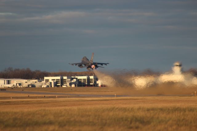 Lockheed F-16 Fighting Falcon (AFR89145) - A nice heat signature from a 125th Fighter Squadron F-16 on a 30 F Green Bay November afternoon.