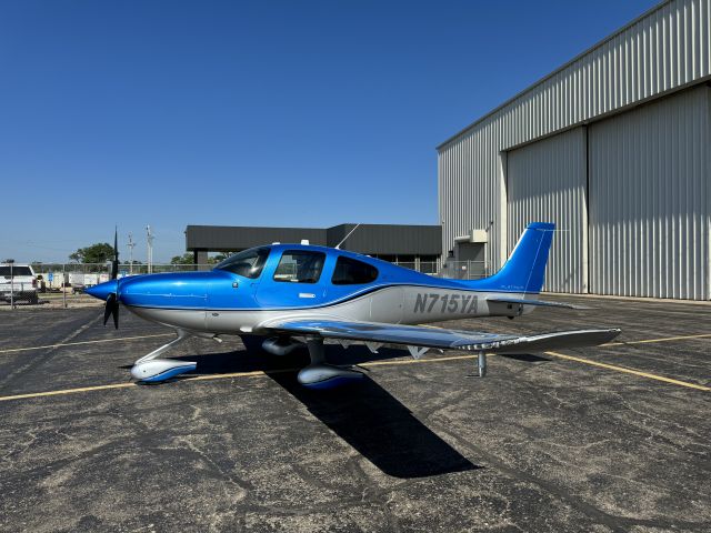 Cirrus SR-22 (N715YA)