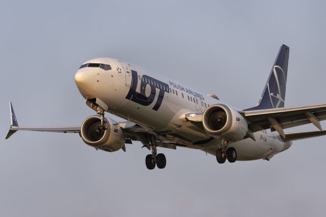 Boeing 737 MAX 8 (SP-LVA) - 20th March, 2022: Second back to back Warsaw-London-Warsaw-London flight of the day operated by this aircraft as flight LO 279 from Frederic Chopin Airport to London Heathrow as she prepares to touch down on runway 27L.