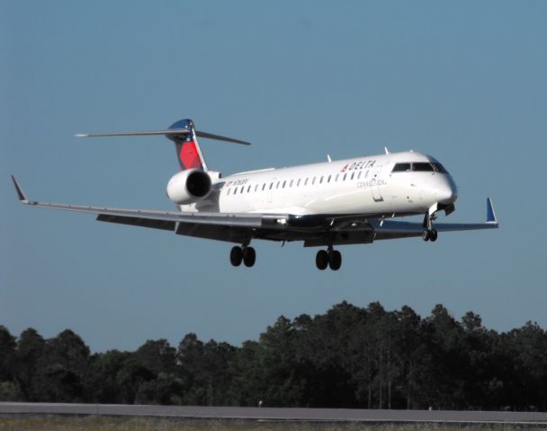 Canadair Regional Jet CRJ-700 (N760EV) - Acey 4975 landing RWY 18