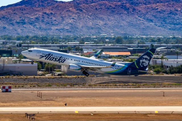 Boeing 737-900 (N318AS) - Alaska Airlines 737-900 taking off from PHX on 10/9/22. Taken with a Canon 850D and Rokinon 135mm f/2 manual focus lens.