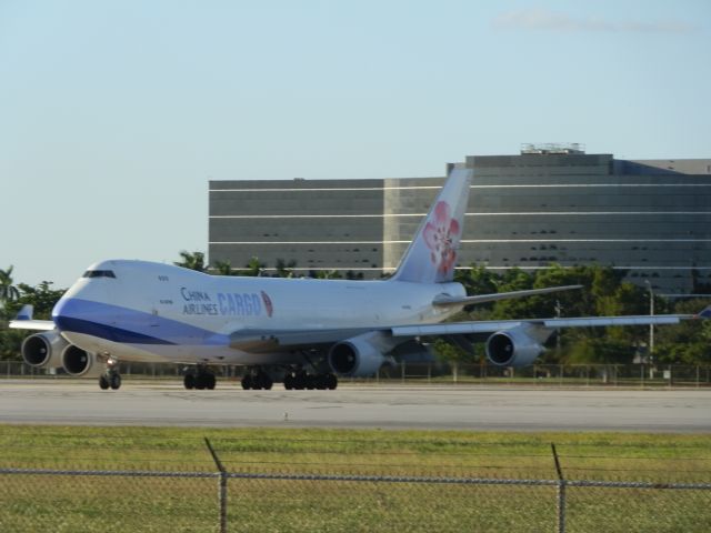 Boeing 747-400 (B-18709)