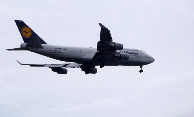 Boeing 747-400 (D-ABVO) - On final is this 1998 Lufthansa Boeing 747-400 in the Spring of 2019.